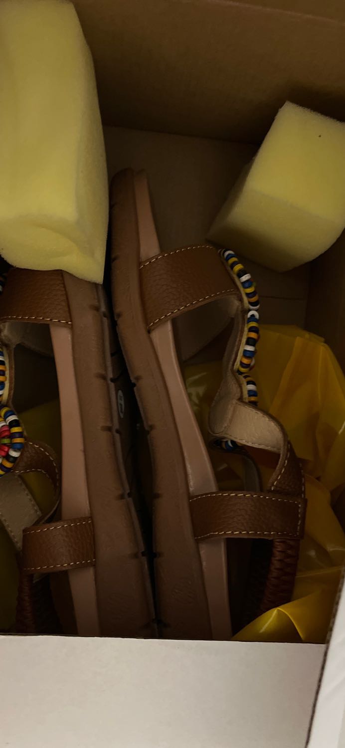 giày đẹp, mà hơi nhỏ, mình chọn size lớn hơn size chân thường mang 1 size nhưng vẫn còn nhỏ. Cám ơn shop. giày đẹp, mà hơi nhỏ, mình chọn size lớn hơn size chân thường mang 1 size nhưng vẫn còn nhỏ. Cám ơn shop.