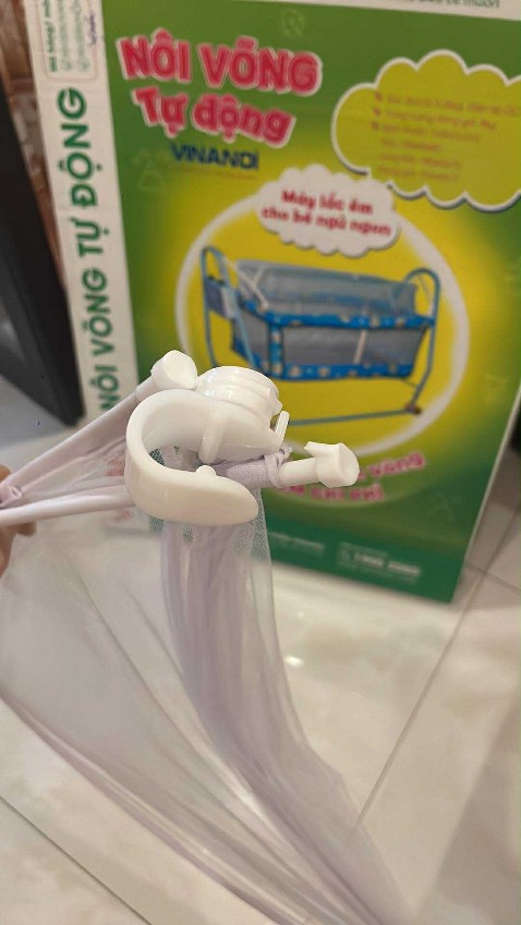 móc mùng bị gãy trước khi dùng, e bé nằm 1 bên, nôi bị nghiêng 1 bên, cảm giác không an toàn