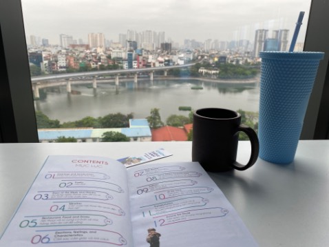 Với kinh nghiệm học tiếng Nga 7 năm, mình đã từng áp dụng theo cách shadowing nhại lại các cuộc hội thoại có sẵn thì t thấy sách này hữu ích nha. 
Tuy nhiên cách trình bày sách chưa đẹp ^^