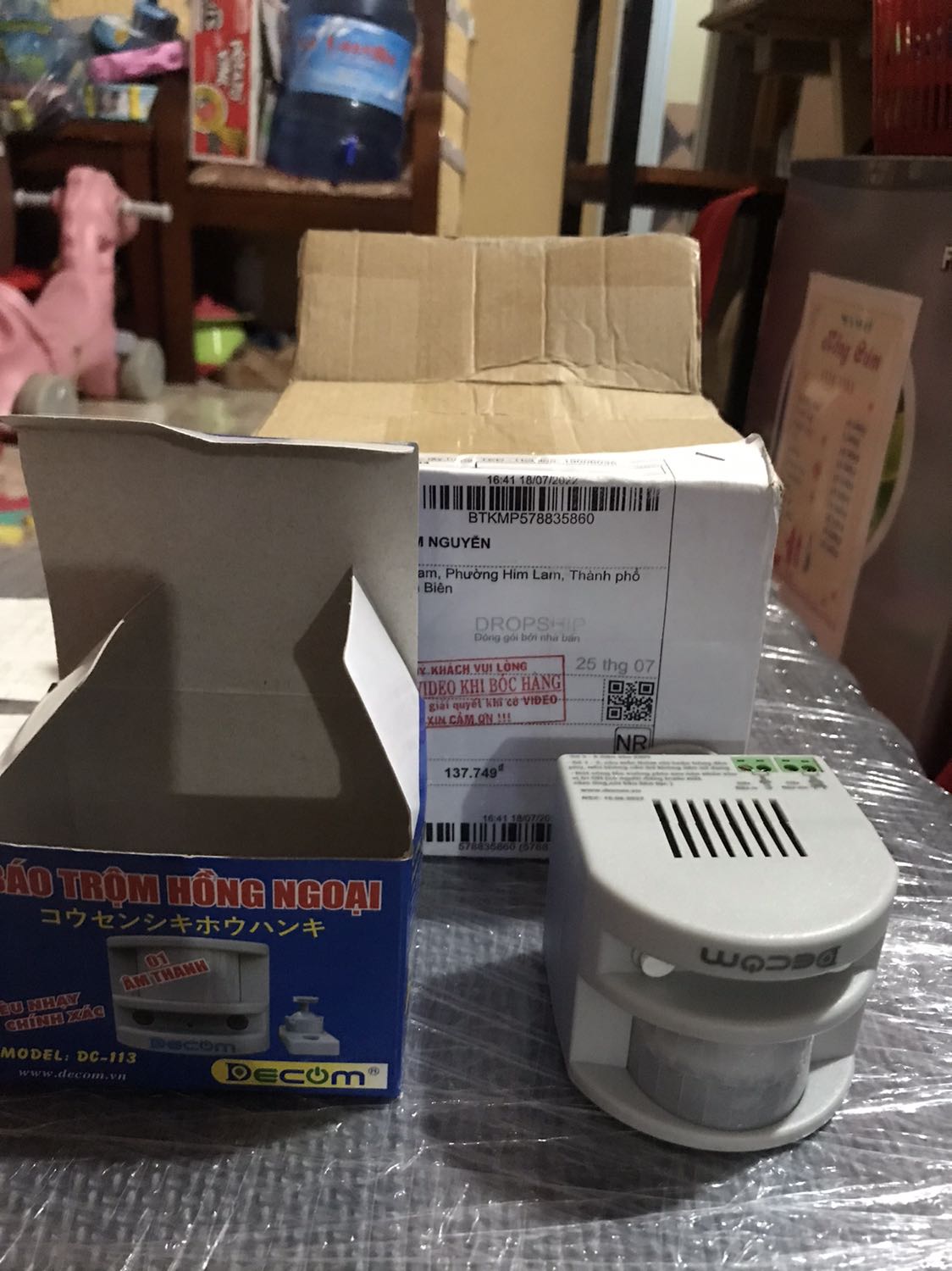 Bóng ở ngoài bé xíu như viên bi thôi. 
Mình đặt loại dây 6m mà ngắn tủn.
Tổng hai dây đây