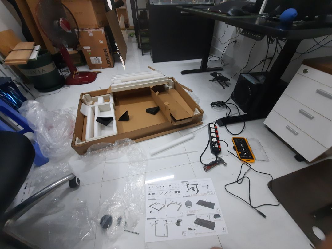 Sản phẩm rất ok trong tầm giá, cầm nặng tay, cảm giác cứng cáp yên tâm để 2 màng hình. Nâng hạ cũng êm, ko ồn ào, độ bền mô tơ điện nâng hạ thì chưa biết ra sao, mà thấy chất lượng sơn bề mặt, mặt bàn, chân bàn, óc vít, sự chỉnh chu trong đống gói,  + bảo hành 1 năm nên cũng tạm yên tâm.
À thêm 5 sao cho a shipper phụ trách kiện hàng này, nhà mình tít trong hẻm, xe tải ko vào đc, anh dùng xe đẩy tự đẩy vào tận nơi cho mình.