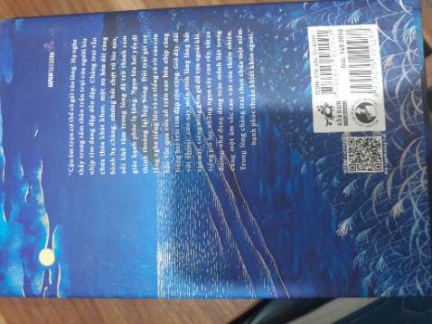 Về vận chuyển:Gói hàng ổn, sách không bị sao hết.
Về nội dung: CẢNH BÁO SPOIL








Lúc đầu chỉ đọc mỗi phần mô tả phần sau sách, mình nghĩ đây là một câu chuyện nói hoàn toàn về tình yêu. Nhưng hóa ra không chỉ là như vậy. Nó nói về biển, về tình yêu biển của nam chính cũng như người dân đảo, nói về niềm hăng say lao động. Biển trong câu chuyện vừa đẹp, vừa đáng sợ. Đáng sợ nhất khi nam chính phải bơi khi trời bão để lấy cái phao cứu sinh. Mình thích nhất mấy cái cảnh tả mẹ nhân vật chính và các cô lặn biển. Các cô khi lặn biển khác hẳn với hình tượng người phụ nữ dịu dàng chuyên tâm bếp núc bình thường. Nó mạnh mẽ và ngông cuồng, hoàn toàn không hề sợ hãi trước biển sâu.