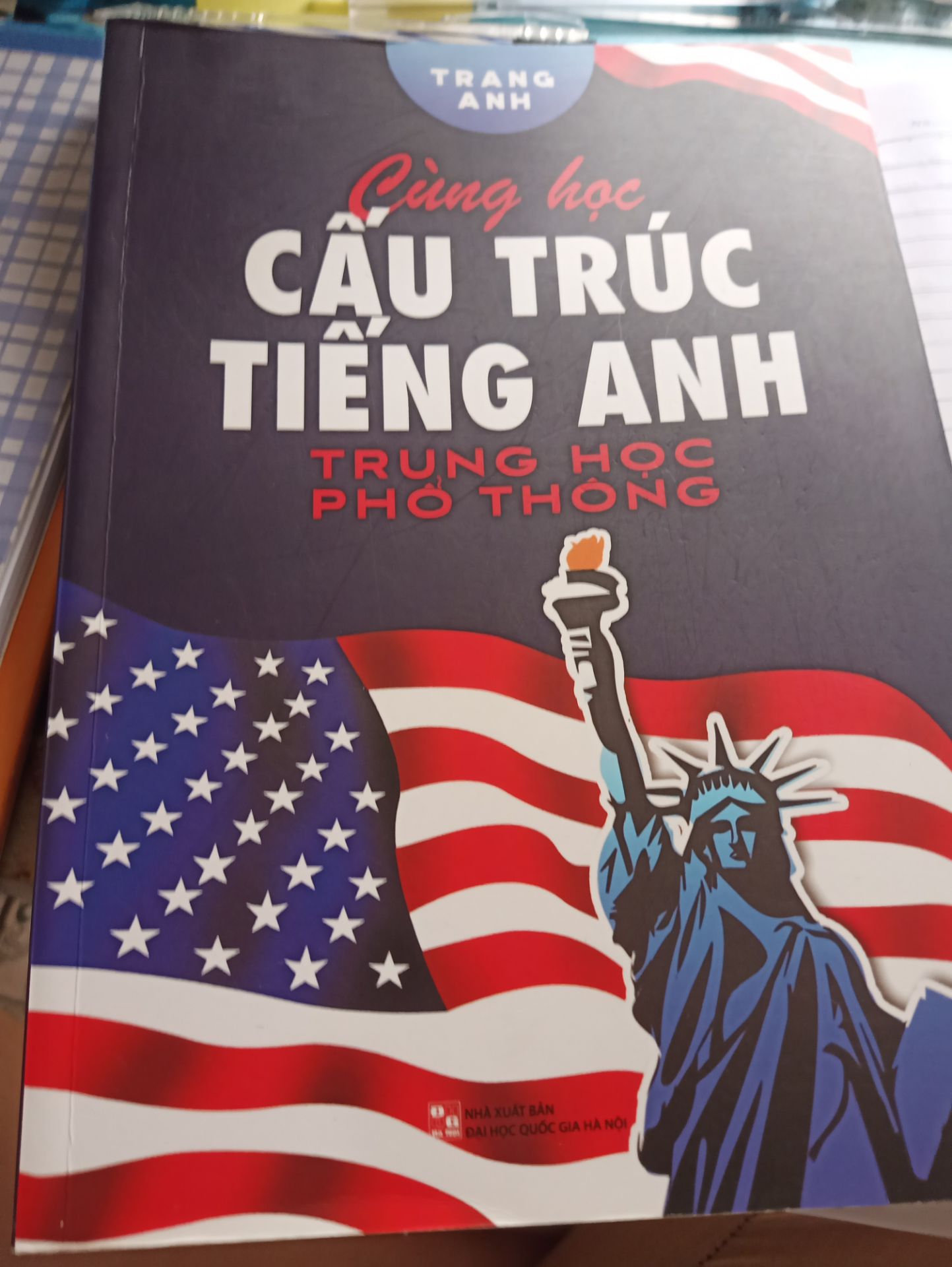 Sách đẹp nhưng mà giao lâu phải 2 tháng sau khi đặt mình mới nhận được và sách còn bị quăn nữa, hộp méo mó còn bị rách nữa , mình rất thất vọng về tiki. Về nội dung sách thì khá ít bài tập để vận dụng