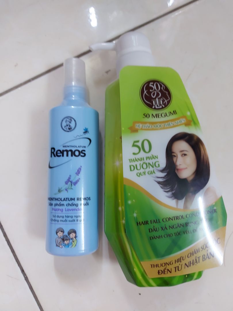 ship nhanh như 1 cơn gió, tối muộn hôm trc đặt mà hôm sau đã nhận được. của hãng rohto nên khá tin tưởng, xem qua thành phần thì toàn thảo mộc nên khá ổn. lại dc tặng thêm chai xịt chống muỗi siêu to xịn xò. đóng gói hàng rất cẩn thận chắc chắn