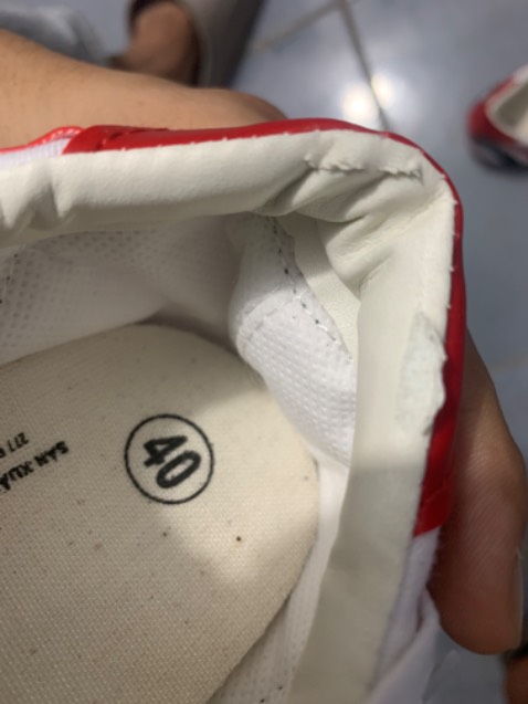 Giày hở keo nhiều,vừa mở ra đã bị vết bẩn đen, miếng lót giày phải dán lệch nên phải gỡ ra thì bung mất keo Giày hở keo nhiều,vừa mở ra đã bị vết bẩn đen, miếng lót giày phải dán lệch nên phải gỡ ra thì bung mất keo