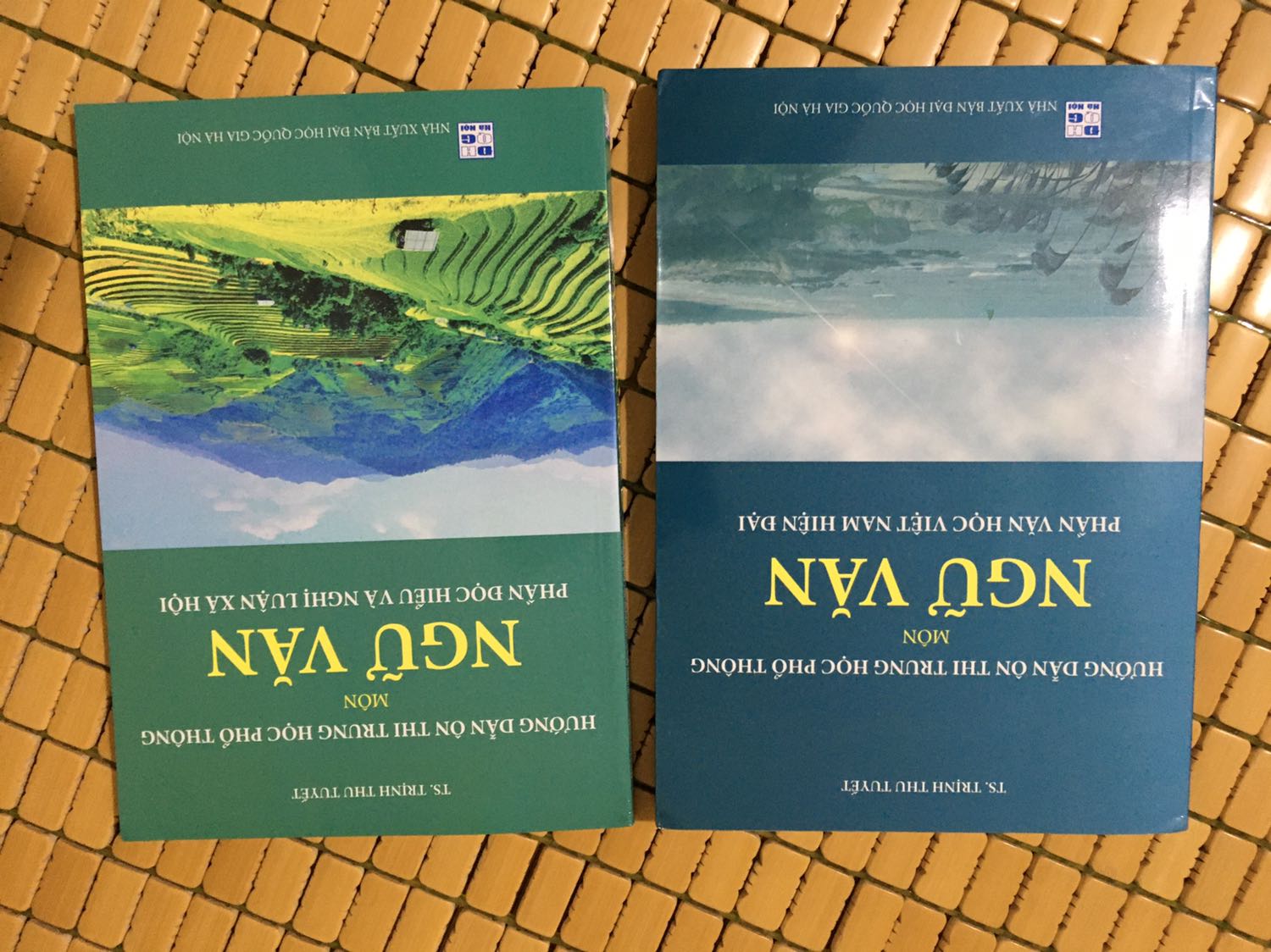 Nhà sách lo rằng đơn vị vận chuyển giao dễ làm quăn nhàu sách nên đã bọc lớp bìa cát tông rất cẩn thận.Mình thấy rất hài lòng về sự tinh tế và tỉ mỉ của shop😘