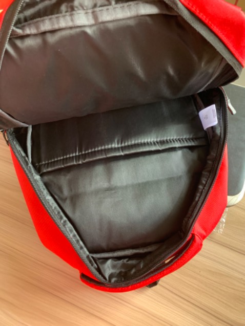 Hình là màu đỏ đô nhưng sản phẩm thực tế màu đỏ tươi, nhạt hơn hình. Vải và form cũng không được đứng như trong hình. Dùng thì tạm chấp nhận được. Giá tiền hơi cao so với chất lượng.