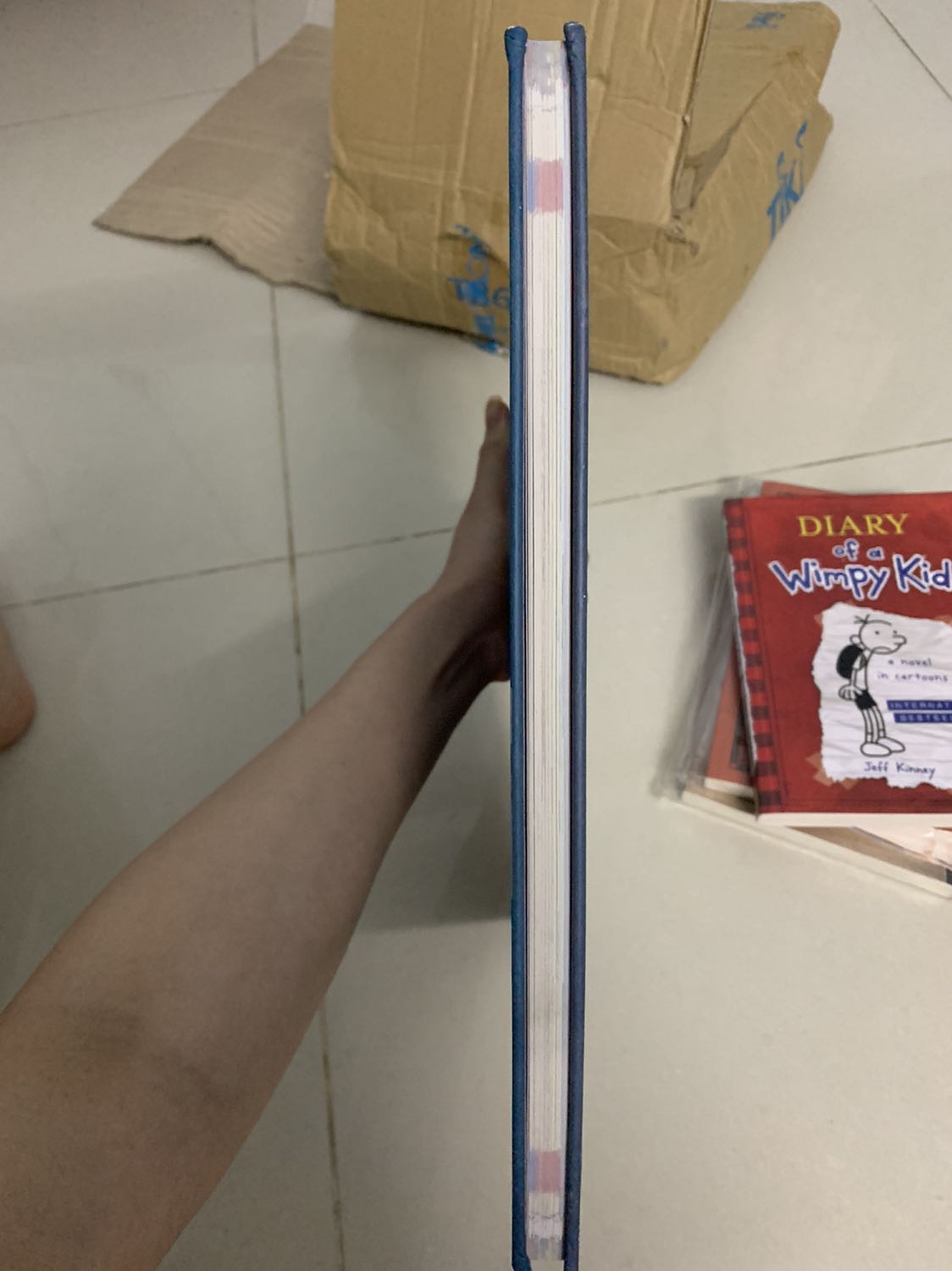 Nội dung sách thì miễn bàn nhưng mình đánh giá 1 sao cho vận chuyển quá tệ hại. Sách bìa cứng mà k được miếng chống sốc hay lót, hộp thì rách nát. 4 cuốn thì may 2 cuốn có bọc, cuốn diary k bọc nhưng cũng k sao. Còn cuốn này thì móp hết cạnh. Hộp đựng sách mà rách nát nhìn tức k chịu được. Biết là dịch giao trễ bao lâu mình đợi cũng được mà ai dè vận chuyển kiểu này đây, nhìn cuốn sách mà xót cực kì