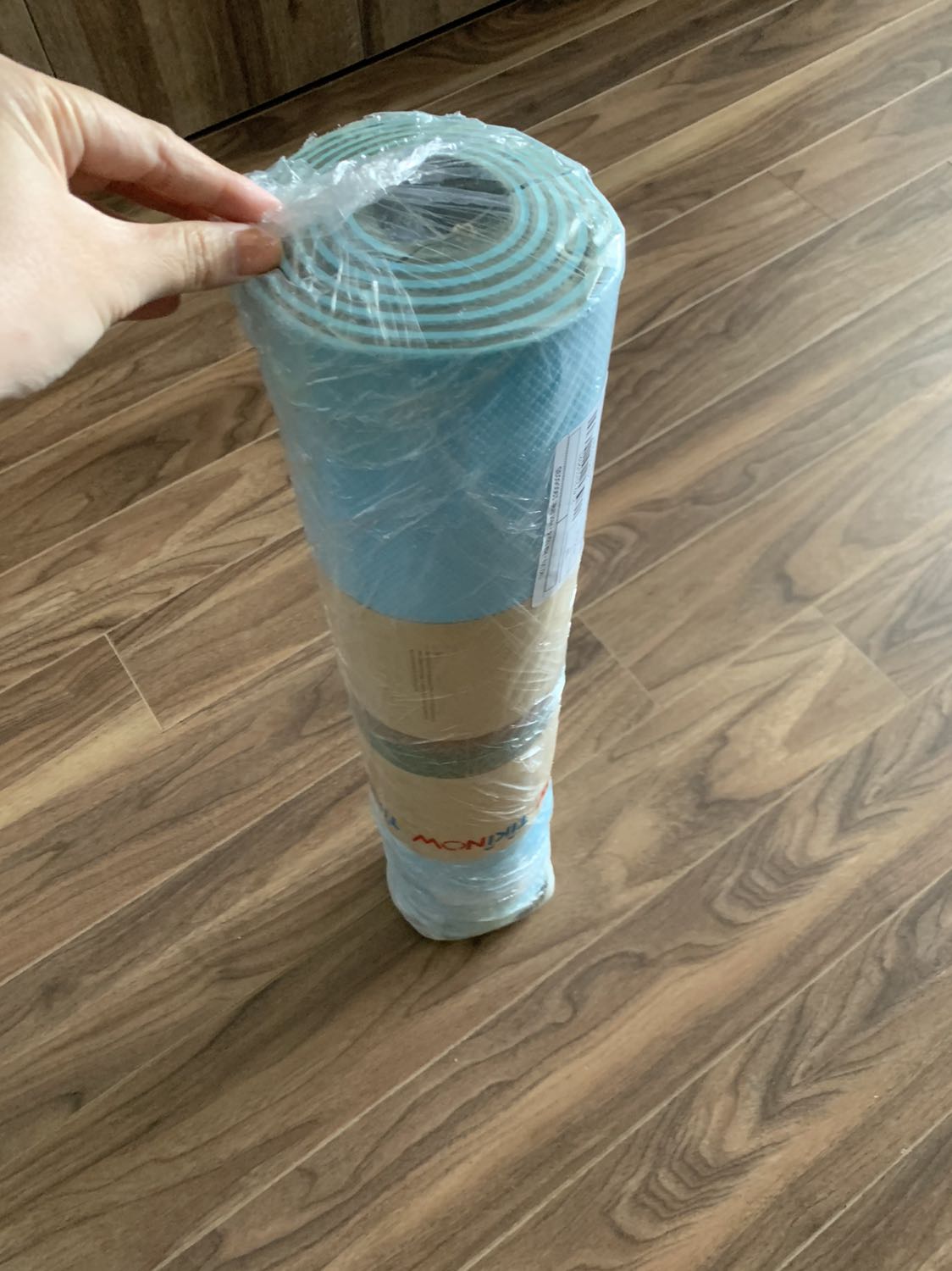 Thảm đẹp tuy giao màu ngẫu nhiên nhưng đc màu m ưng,ko trơn trượt,giao hàng rất nhanh,kèm theo túi lưới dây buộc thẻ bảo hành với thư cảm ơn nữa