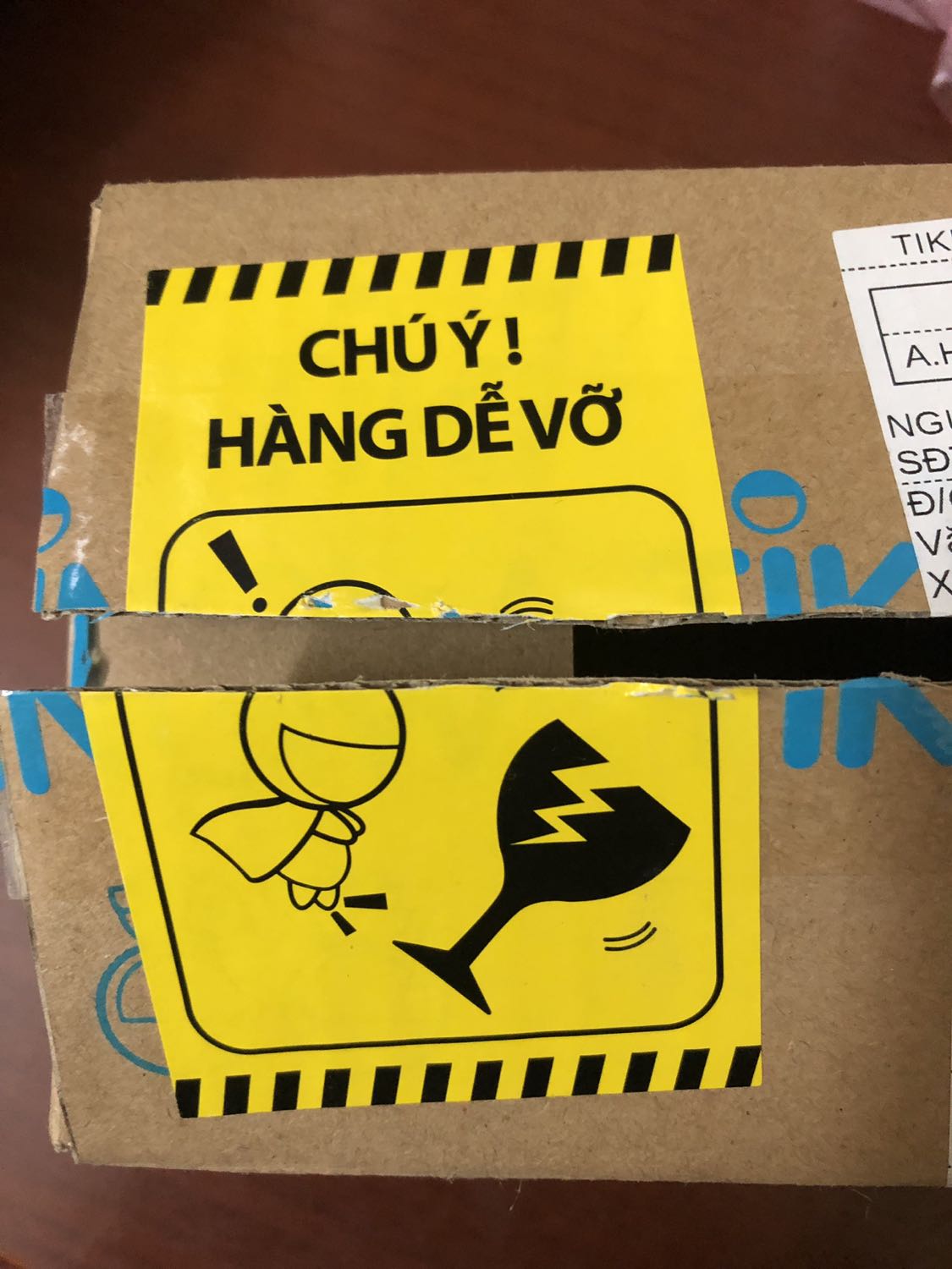 Giao hàng đúng hẹn. Đóng gói cẩn thận, có chống sốc bằng giấy thân thiện môi trường, bên ngoài dán tem “ Hàng dễ vỡ” nổi bật.