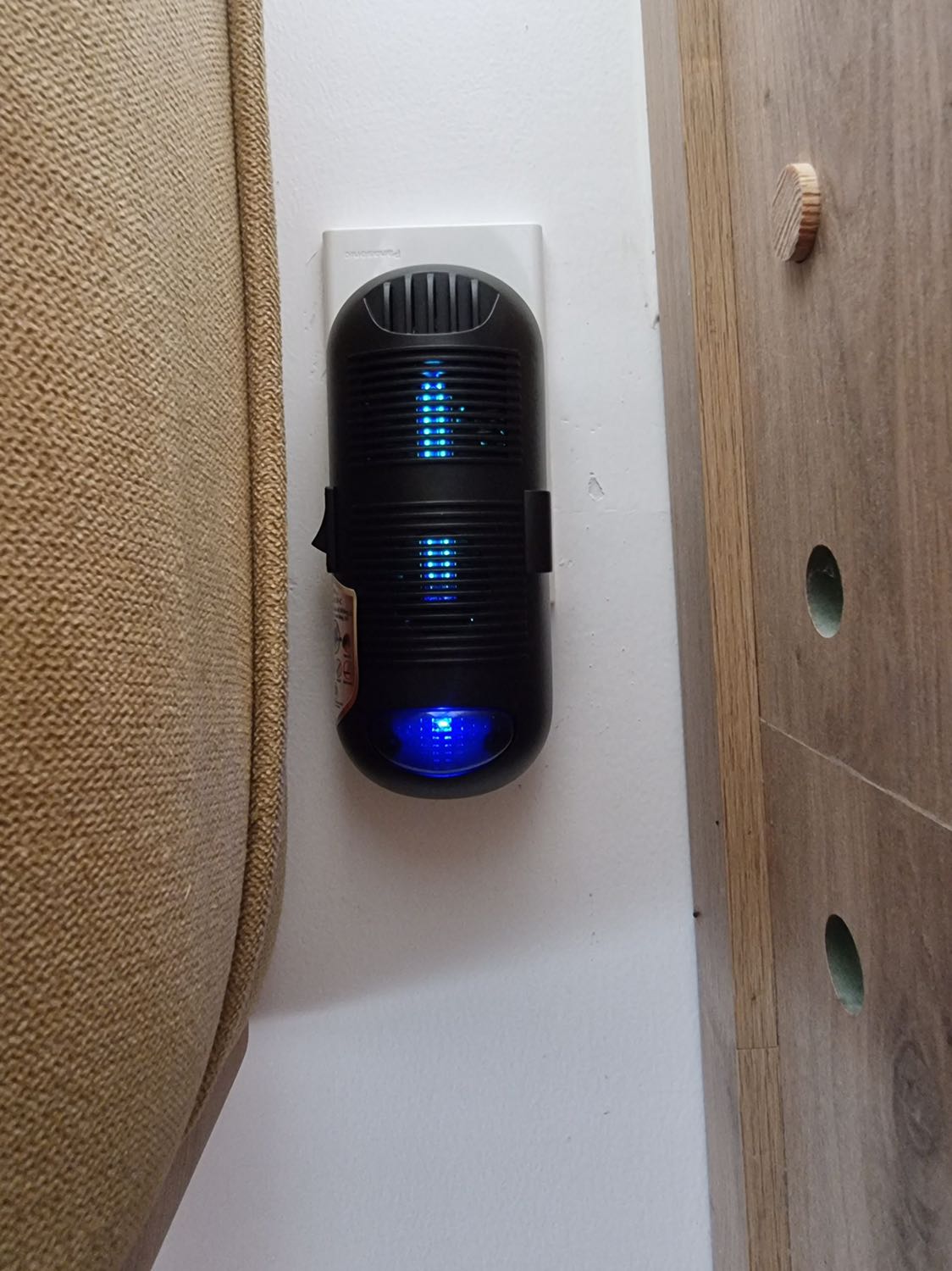 Mình gắn ở phòng khách, gần bếp. Mình thấy hình như máy khử được mùi thức ăn sau khi nấu, nên mỗi khi nấu ăn mình lại đem máy gắn ổ điện gần bếp, máy nhỏ nên tiện ghê. Mấy hôm nay dịch quá mình lại đem máy gắn gần cửa nhà (mình ở chung cư), mỗi lần đi đâu về đi ngang cái đèn thấy yên tâm thêm được ít, dĩ nhiên là không quên xịt cồn sát khuẩn cả người nữa. Máy sản xuất tại Đài Loan và có chứng nhận phòng thí nghiệm nên yên tâm nguồn gốc rõ ràng. Mình gắn ở phòng khách, gần bếp. Mình thấy hình như máy khử được mùi thức ăn sau khi nấu, nên mỗi khi nấu ăn mình lại đem máy gắn ổ điện gần bếp, máy nhỏ nên tiện ghê. Mấy hôm nay dịch quá mình lại đem máy gắn gần cửa nhà (mình ở chung cư), mỗi lần đi đâu về đi ngang cái đèn thấy yên tâm thêm được ít, dĩ nhiên là không quên xịt cồn sát khuẩn cả người nữa. Máy sản xuất tại Đài Loan và có chứng nhận phòng thí nghiệm nên yên tâm nguồn gốc rõ ràng.