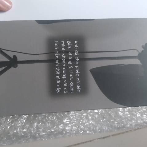 Nội dung chưa đọc nhưng biết chắc là sẽ rất hay, font chữ khác với những cuốn truyện ngôn mình đã đọc nhìn rất thú vị, bìa đơn giản mà đẹp, khổ to nên khi cầm tay thấy khá thoải mái, hơi deaf nhẹ nhưng ko đáng kể, có một điều là mình rất để ý đến thông tin tác giả mong nhận được nhiều thông tin hơn ạ😊