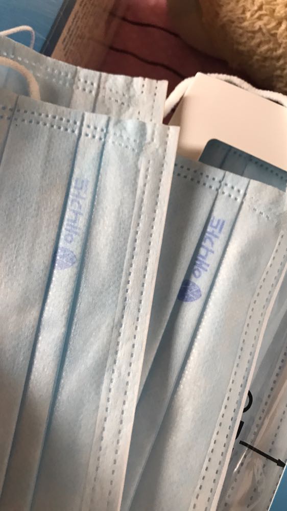 Khẩu trang dùng thích nên mình tìm mua bằng được, mỏng nhưng dai không bị xù lông dể thở, mà so với loại cũ mình mua ở viettel thì logo cũ in chìm mờ hơn logo của shop in ở ngoài không biết khác nhau j k