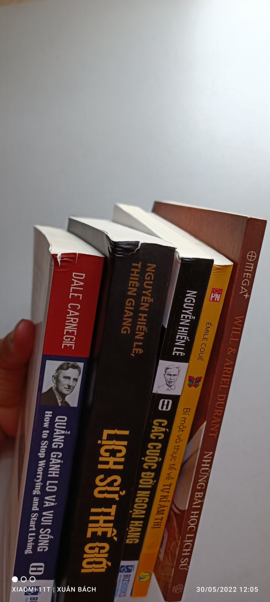 mình mua sách để đọc nên cũng không quá quan trọng hình thức, nhưng hầu như lần nào giao đến cũng bị móp, bẹp gáy sách. đề nghị tiki phản hồi đơn vị đóng gói và vận chuyển.