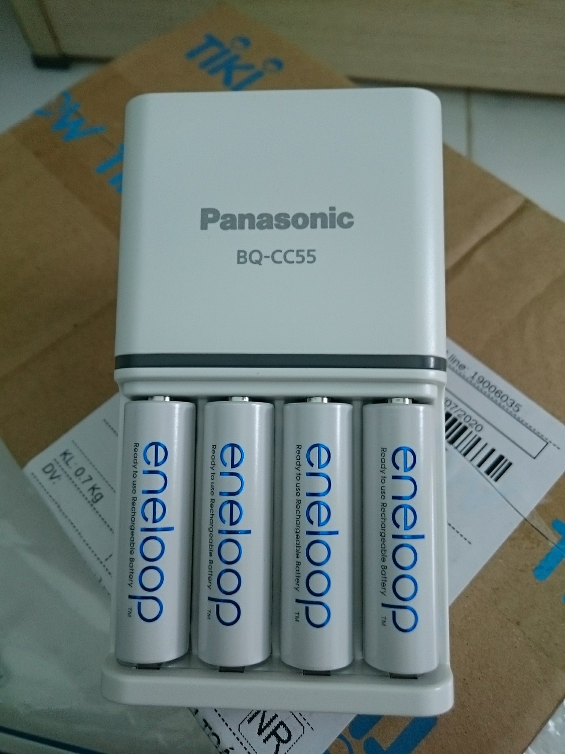 Ban đầu mua về mở hộp ra rất hài lòng định đánh giá 5 sao. Pin nhìn chất lượng, đầu pin mỏng gia công tốt. 

Nhưng sau thời gian dùng thử và sạc thì lòi ra 1 cục bị lỗi chai nhẹ sẵn. Bỏ vào sạc màu đỏ lên lâu hơn pin khác và sạc lên xanh lá cũng nhanh hơn 3 cục còn lại trước 30p. 

Đã thử đổi vị trí sạc pin sang chỗ cục khác để *** thử sạc thì kết quả vẫn tương tự, riêng cục đó sạc sớm hơn 3 cục còn lại.