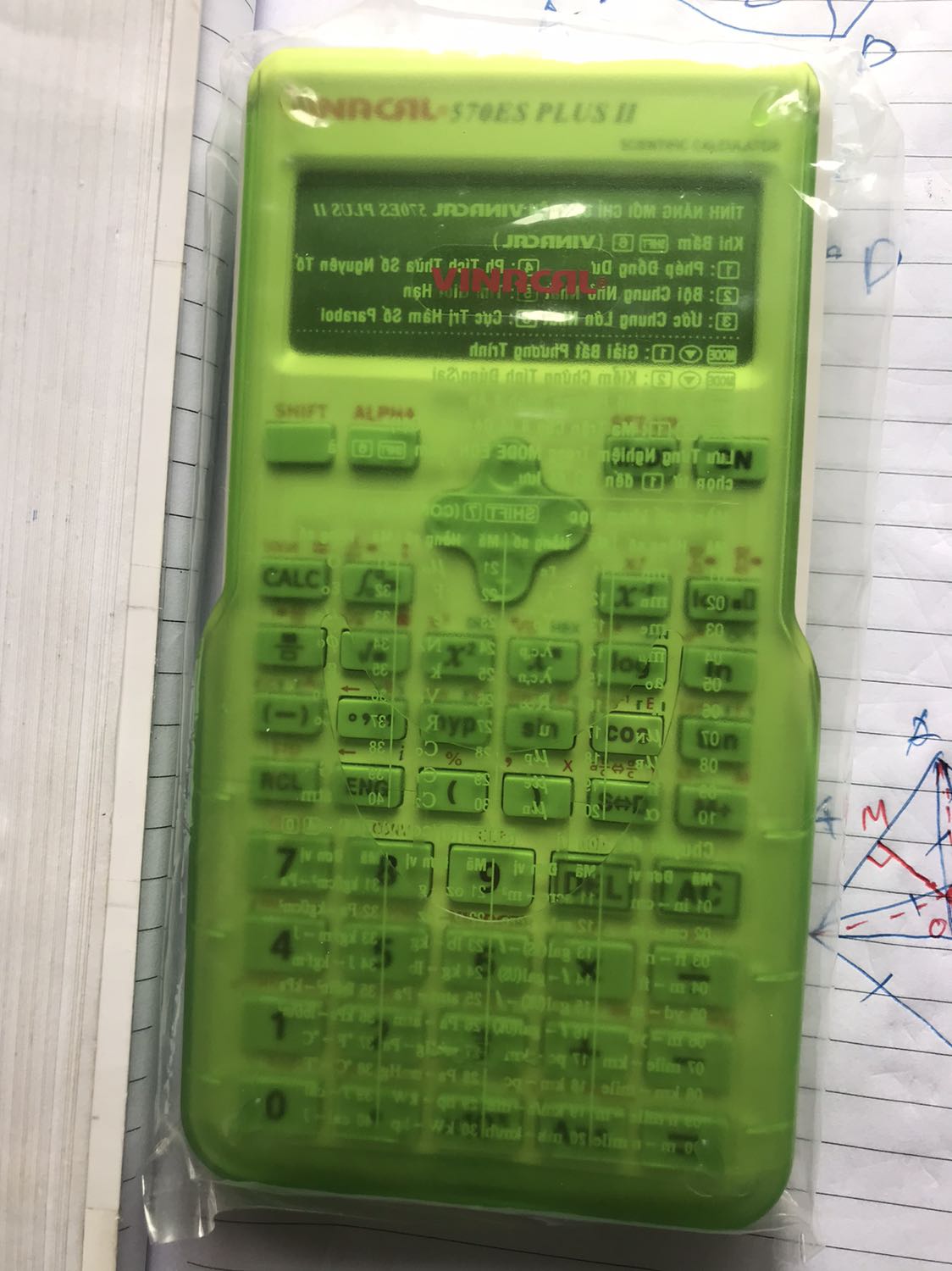 Vinacal thì rõ rồi, Nhẹ, tốc độ trên hẳn 580VNX, tuy nhiên phải bảo quản bao gồm chống ẩm và nhất là hạn chế rơi va đập vì độ bền không được như Casio :D, tuy độ bền kém hơn nhưng tốc độ vượt trội và phím bấm không bị delay phản hồi nhanh, không mờ chữ thì mình nghĩ là nên mua :D dùng giữ gìn chút là được, Fahasa tự giao hàng chứ không phải tiki nên nhanh hơn đến 5 ngày, amazing goodjob