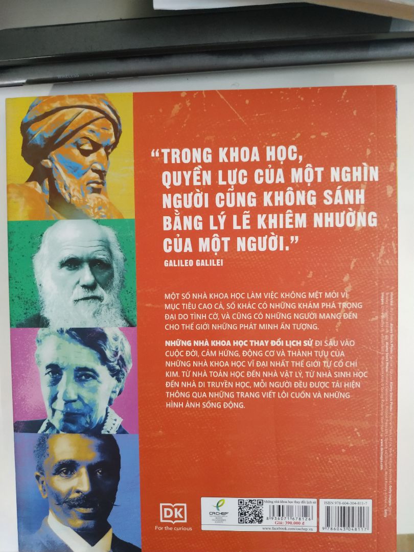 Tương tự, bên cạnh sách Leaders (Các nhà lãnh đạo) của cùng nhà xuất bản DK Publishing, thì cuốn Scientists này cũng làm khá rõ các mốc thời gian và các nhân vật có ảnh hưởng trong từng giai đoạn đó. Một số nhân vật cũng có thể rất quen thuộc với học sinh như Mendel, Einstein, Aristotle, Plato, .... 
Sách khá hay, làm nguồn tham khảo tốt cho việc học cũng như kiến thức sống :).