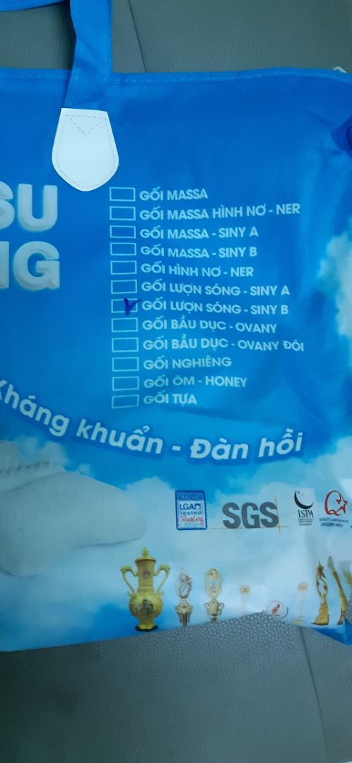 Mình đặt hàng gối Siny A nhưng giao gối Siny B. Siny A kích thước 44x64 có sóng lớn và sóng nhỏ. Trong khi Siny B kích thước 39x59 và 2 sóng bằng nhau. Không hài lòng.Shop vui lòng xem lại.