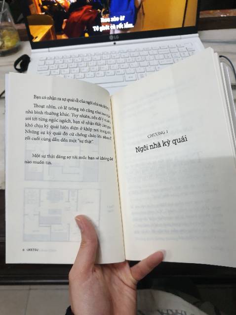 Định đọc truyện healing bingchilling nhưng cuối cùng vẫn quẹo vô cuốn này vì đọc lời tựa hấp dẫn quá.
Kết truyện không thỏa mãn được sự rợn rợn khó chịu mà phần đầu đưa ra nhưng nhìn chung thì mình thấy đây là 1 cuốn sách 'đủ' và thành công trong việc dẫn dắt người đọc~ 
Trong tương lai nếu Uketsu có ra sách nữa thì mình vẫn sẵn sàng mua 👌
