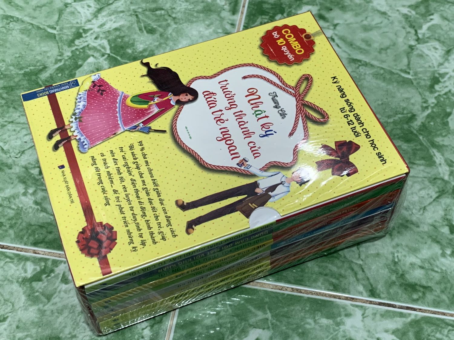 - Giao hàng nhanh 2h
- Bao bì đẹp tinh gọn
- Sách đúng chính Hãng có đầy đủ tên tuổi nhà xuất bảng Minh Thắng
- Chất lượng giấy : Dày
- In màu đẹp
- Tóm tắt ý nghĩa các bài học ở cuối bài
- Có phần ghi chú đọc sách của tôi ở cuối mỗi phần học
- Nội dung của sách đã QC nhiều nên không nêu lại nữa