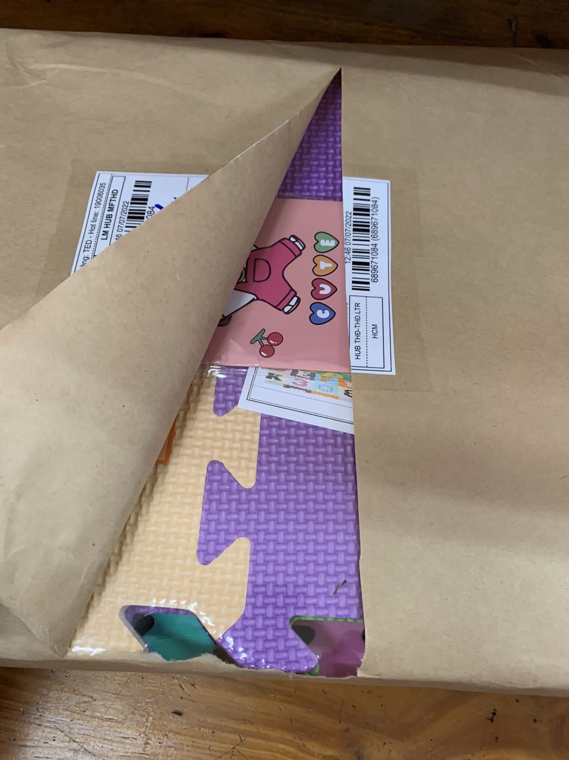 Đóng gói gọn gàng, cẩn thận.
Có kèm thư cảm ơn, quà tặng.
Giao cực nhanh. Đặt 7/7, 8/7 đã nhận
Mút dày, chắc chắn, màu sắc sáng. Ko có mùi nồng