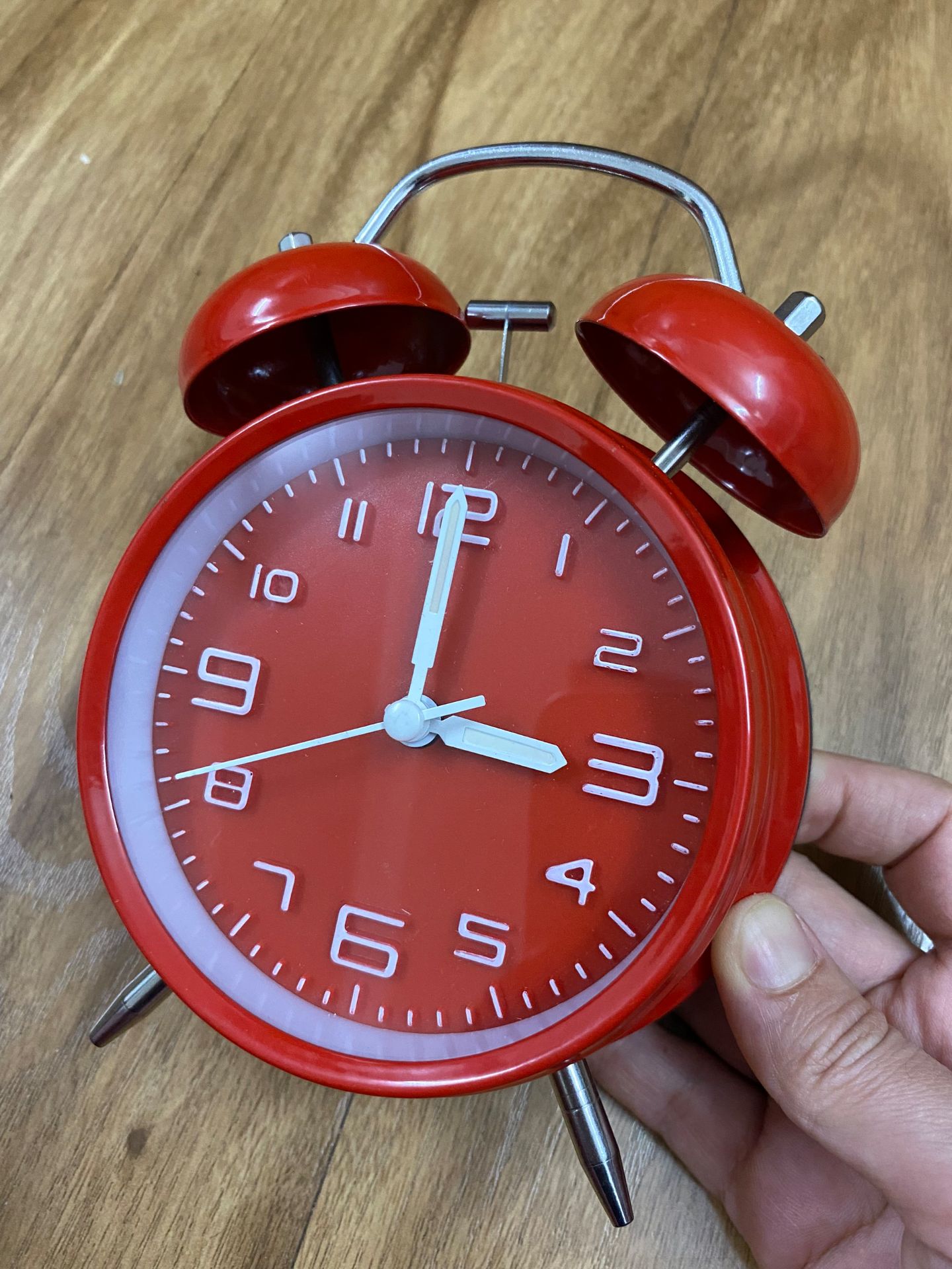 Đồng hồ đẹp lắm shop ơi, chuông to khiếp. Nó kêu vài tiếng là tỉnh luôn cả ngủ. Có em này ko lo dậy muộn nữa. Dùng tranh trí cũng khá đẹp. Giao hàng nhanh.