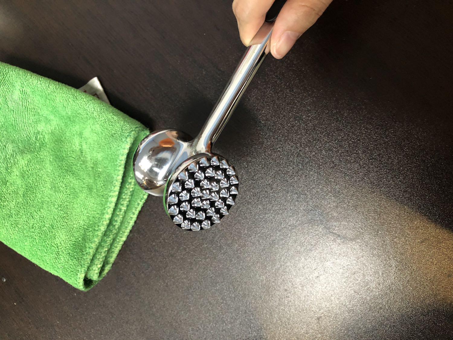 Búa chắc chắn, cầm nặng đầm tay! Sử dụng rất đã. Búa sáng bóng soi được cả gương luôn. Tiki đóng gói sản phẩm rất cẩn thận
Nói chung rất chim ưng về sản phẩm