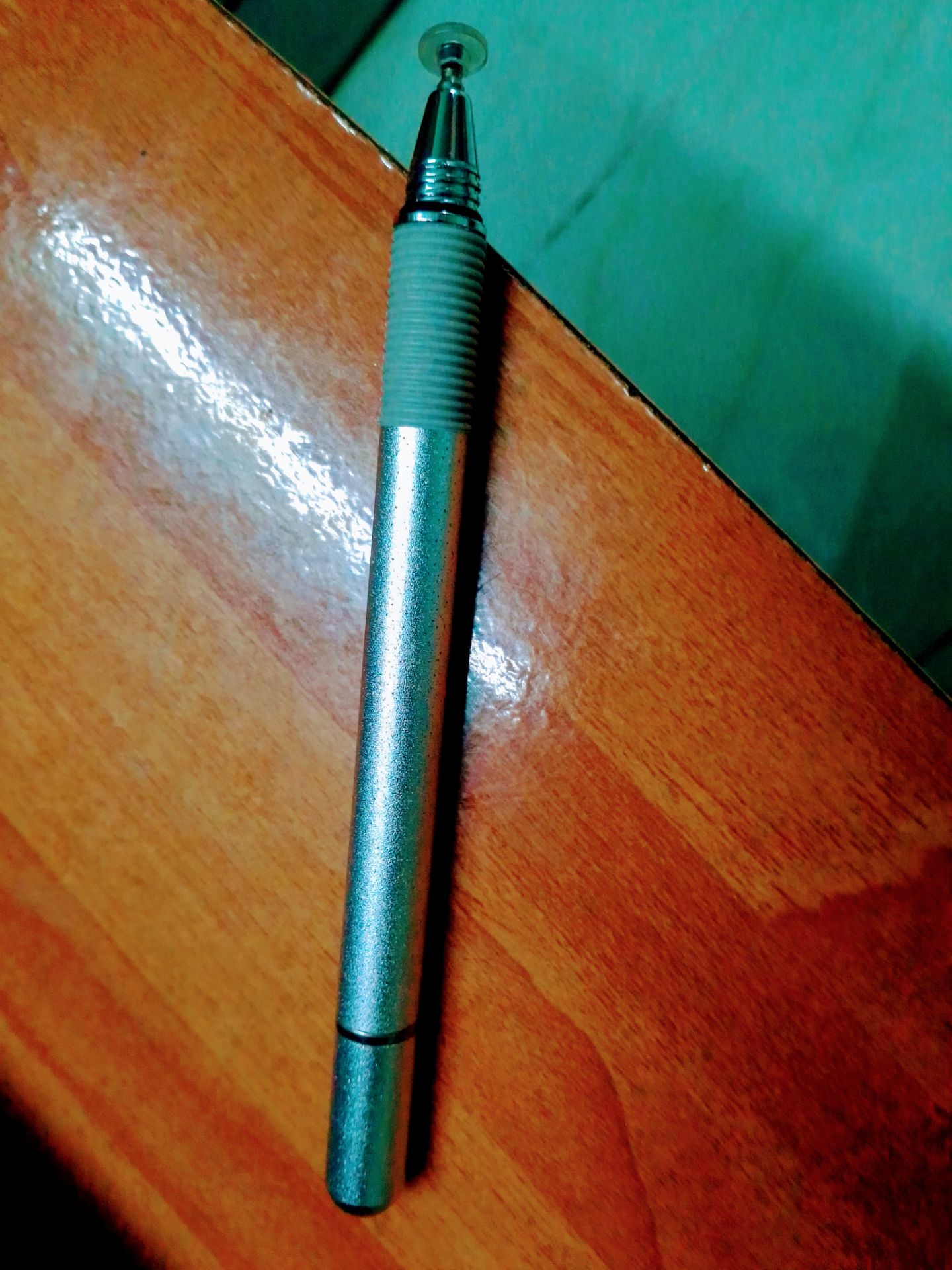 mới mua về mất một chút thời gian để làm quen, có 2 đầu sử dụng rất tiện,l(1 đầu cảm ứng, 1 đầu bứt bi và có tặng kèm theo một đầu thay đổi của bên đầu cảm ứng) sản phẩm này rất thích hợp với mọi người và đặt biệt đối với các bạn thích vẽ. Nói chung là một sản phẩm rất tốt....