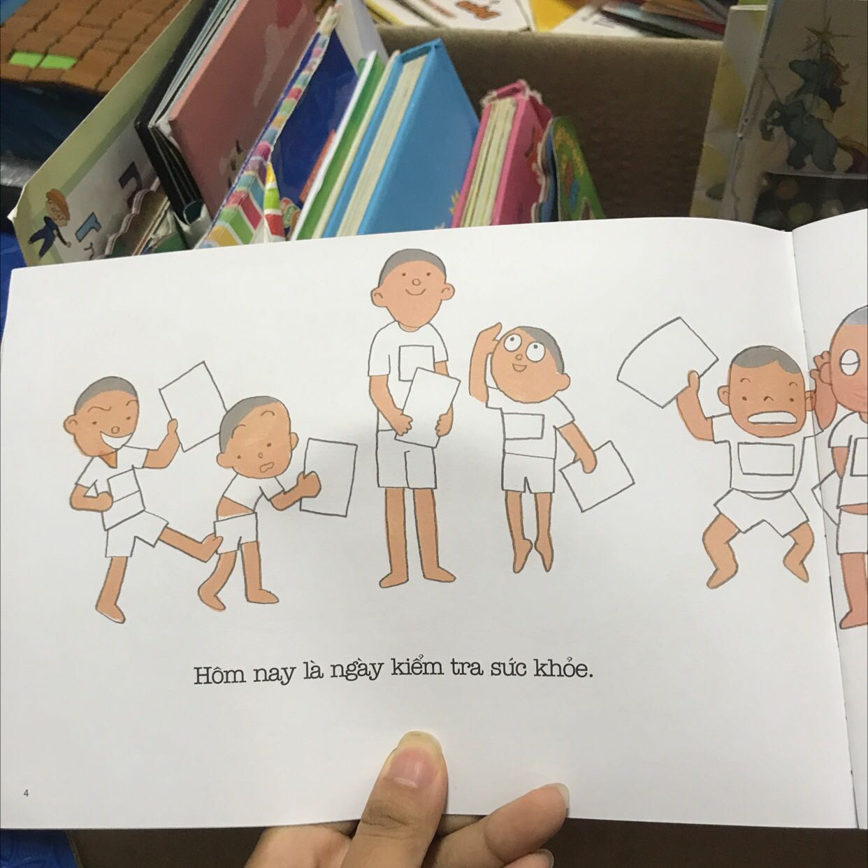 Sách in màu đẹp. Khổ hình chữ nhật. Hình vẽ dễ thương. Bé rất thích