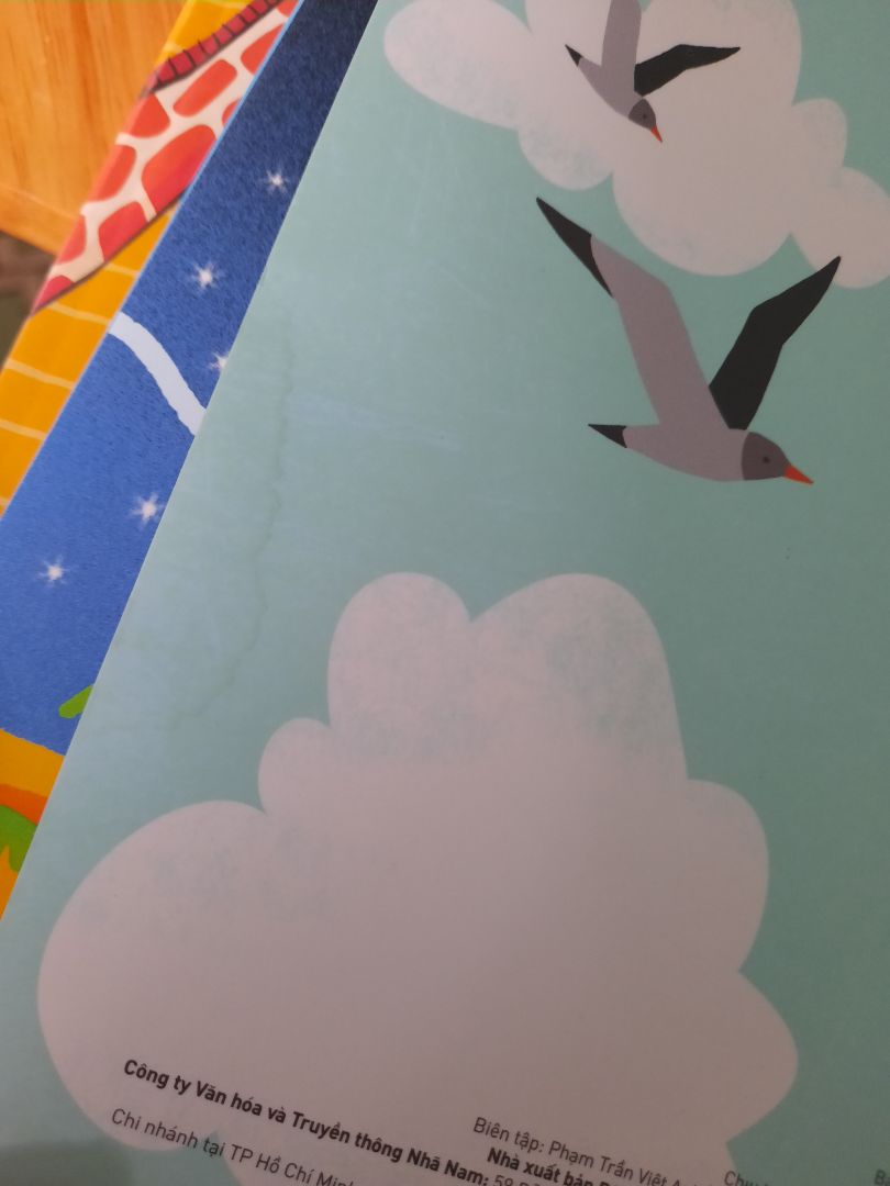 Hộp đóng gói bị ướt và rách, sách bên trong cũng bị ướt, sau khi mở hộp để khô, sách bị cong lại, lỗi do đóng gói và vận chuyển nên mình thấy hơi tiếc, còn về sách thì ok