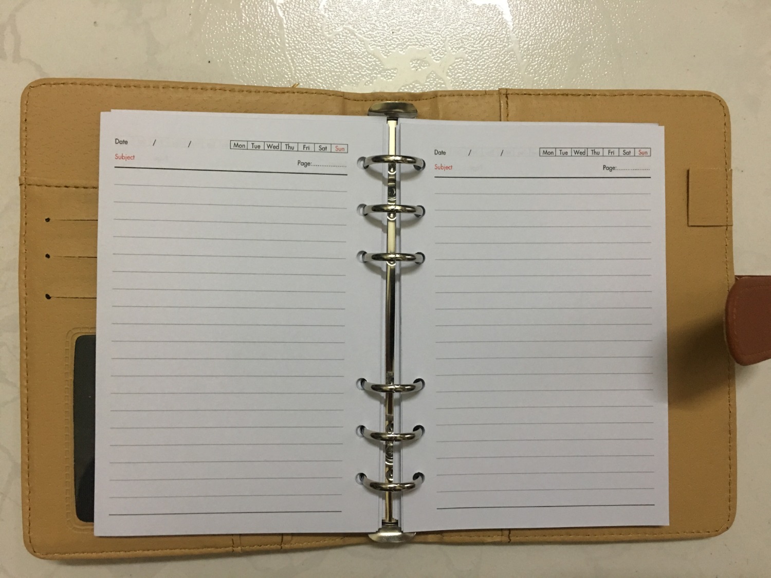 Bìa quyển số dày,giấy bên trong cứng,thấy cũng chất lượng.Nhưng có điều khổ giấy bên trong hơi nhỏ