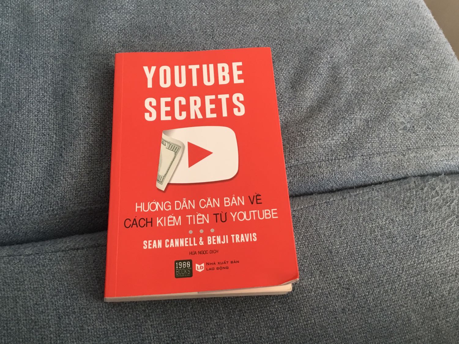 Sách rất hay! Còn có kèm cả bookmark nữa! Tuy còn vài chỗ bị tróc nhưng tôi rất hài lòng về thứ mình đã đặt!