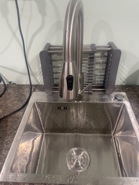 Ban đầu mình đặt chậu bự quá khi nhận đc lắp không vừa, sau đó có hỏi shop tư vấn để đặt lại chậu có kích thước phù hợp mặc dù bị charge phí đổi 10% nhưng vẫn thấy hài lòng, Chậu dạng vuông góc hiện đại, màu trắng sáng bóng và dễ lau chùi. Cách lắp đặt rất đơn giản và nhanh chóng, khi lắp chỗ nào k rõ thì nhắn shop hỗ trợ. Mình chỉ cần gắn nó vào lỗ đá đã cắt và kết nối với ống nước là xong, Nói chung là hài lòng, shop nhiệt tình, mọi người nên mua nhé,