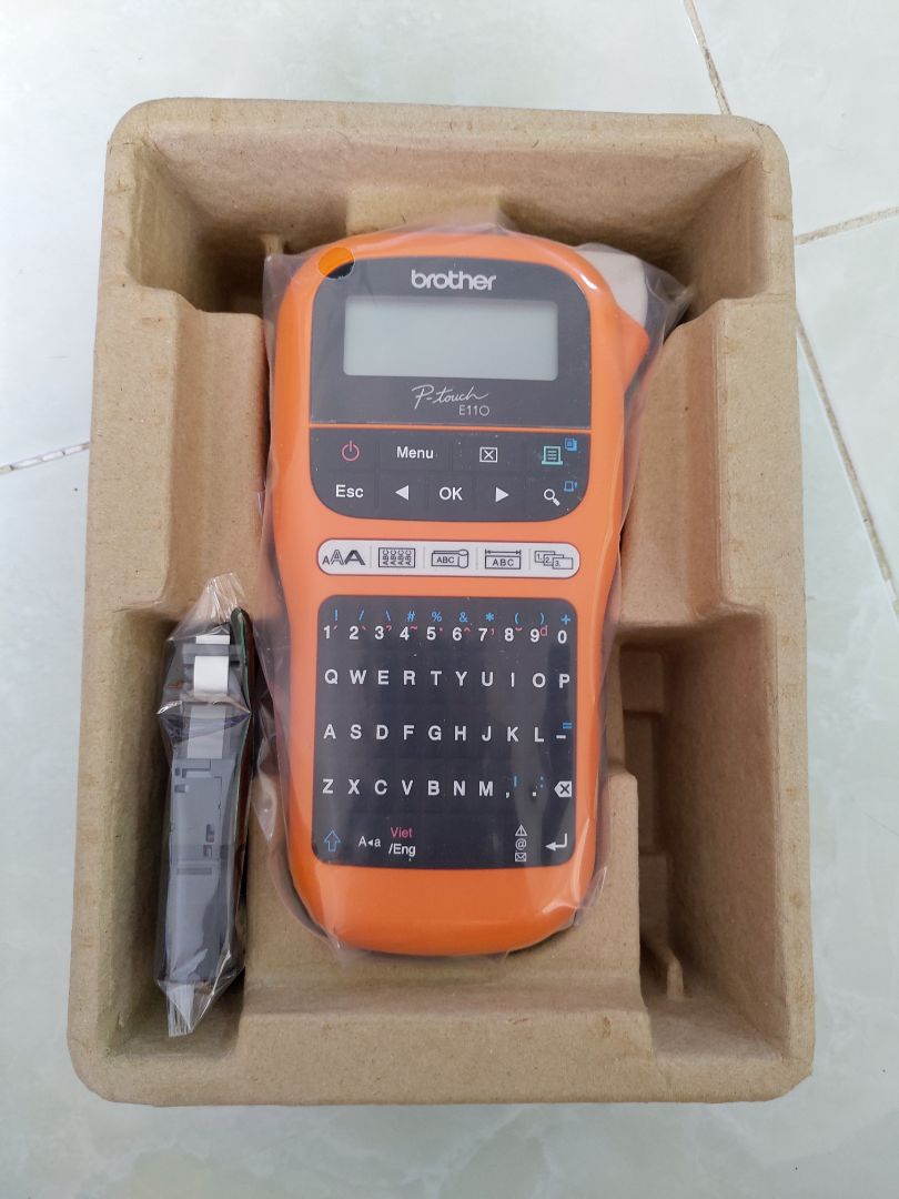 Giao hàng nhanh, mình đặt 2 ngày là có. Hàng nhập khẩu chính hãng Brother. Tặng kèm 1 cuộn nhãn 9mm. Người dùng phải mua 6 pin AAA hoặc mua adapter rời để cấp nguồn cho máy.
Tuy nhiên điều khó chịu nhất mà mọi người mua máy nên lưu ý là hầu hết máy in nhãn Brother đều in rất phí nhãn (mỗi lần in nhãn sẽ có 1 khoảng thừa 25mm ở đầu tiên, phải dùng kéo cắt bỏ đi).  Có một số setting để hạn chế điều này nhưng nhìn chung đã dùng máy Brother thì phải chấp nhận. Đối với máy in nhãn thì thật ra họ bán cuộn nhãn là chính. Giá một cuộn nhãn chính hãng xấp xỉ 300k, khá mắc. Mọi thứ còn lại máy đều làm rất tốt. Cho 4 sao. ;))