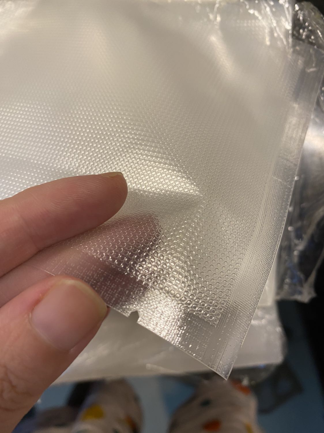 Túi k quá dày, 1 mặt nhám, giá cũng tương đối cao nhưng thấy quảng cáo là làm từ nhựa nguyên sinh!