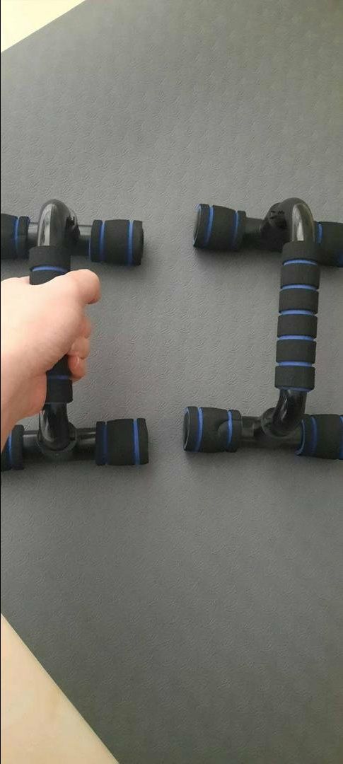 Giao thì hộp đựng có móp méo một chút và sản phẩm thì cũng hơi lỗi ở ngoài. Tuy nhiên về phần chất lượng thì có vẻ ổn, cầm vừa tay, cũng chắc chắn.