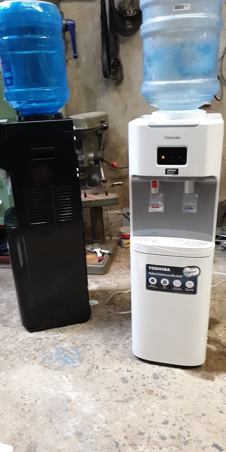 mua 2 máy bị 1 máy rò rỉ nước. điện thoại để gặp kỷ thuật.mà đổ chuông nhưng không ai nghe máy.yêu cầu đổi máy điện thoại bao nhiêu lần.trả lời em ghi nhận.mà đã 5 ngày rồi chưa thấy tin tức gì