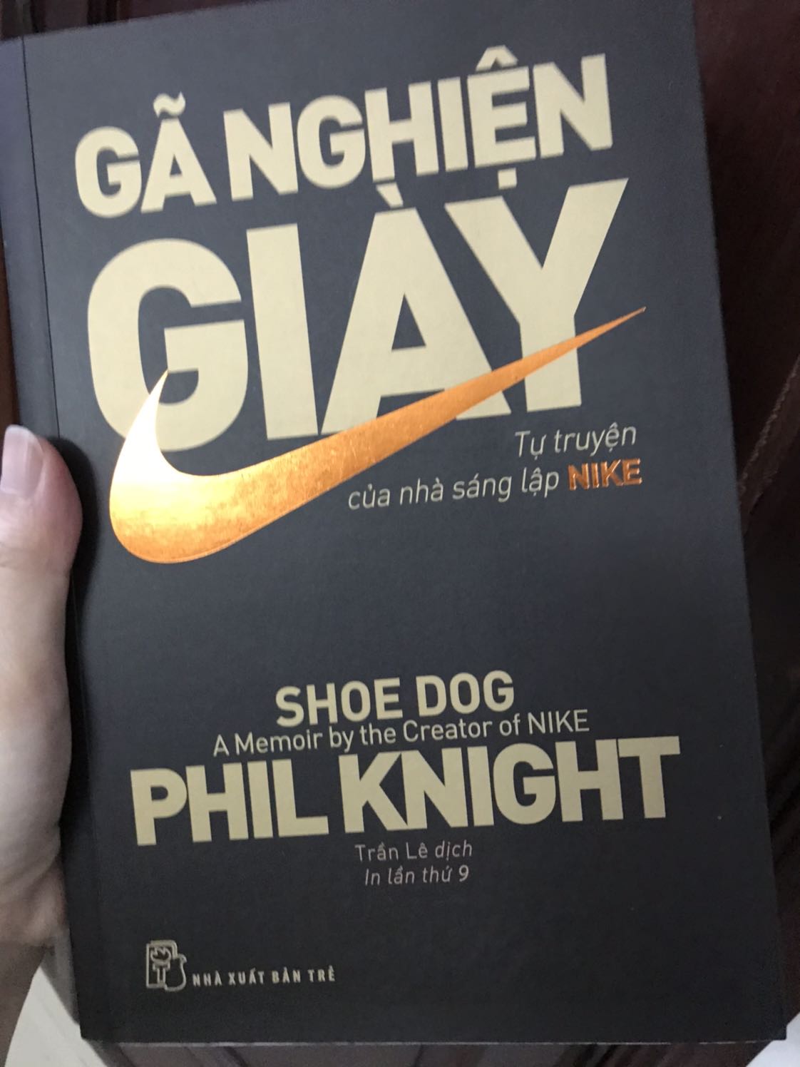 Một trong những cuốn sách khá hay về một thương hiệu nổi tiếng thế giới, gần như là một cuốn nhật ký của tác giả về những mốc thời gian trong cuộc đời, thích nhất là cái tên Nike là một tập hợp những con người không bình thường nhưng lại phi thường,