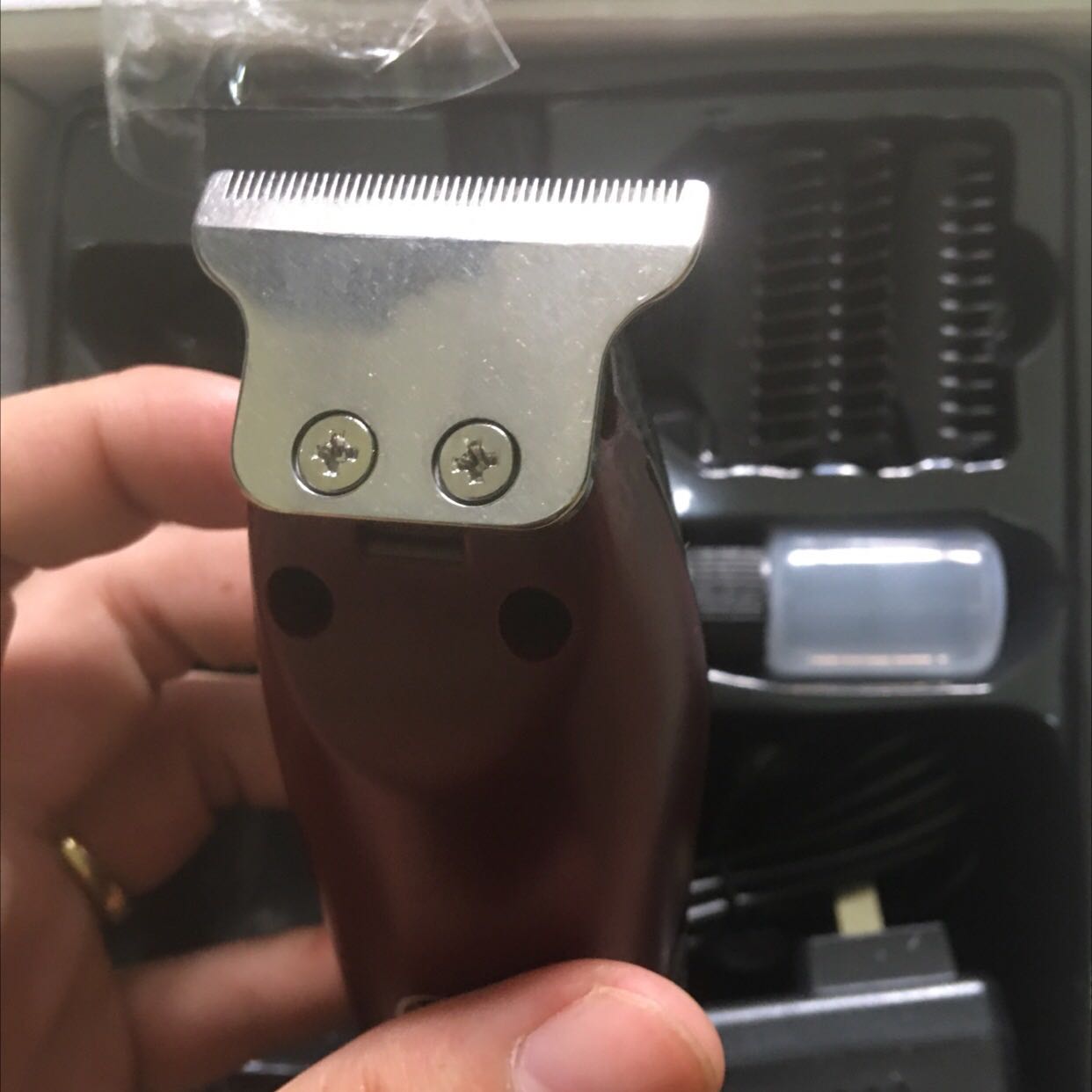 Nhận được sp thấy đẹp. 
Shop đóng gói cẩn thận hộp chắc chắn
Lưỡi kẻ nét. Tuyệt vời trong tầm giá