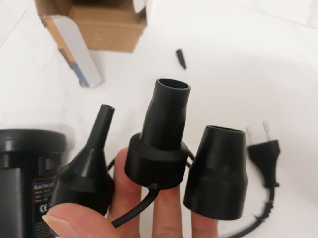 Tặng shop 3* vì tinh thần giao hàng mùa dịch covid, dù dịch nhưng vẫn giao đc, giao nhanh. Còn về sp không đúng mô tả, không đúng model, mình bán sao thì nên nói vậy, nên trung thực mới tồn tại đc. khách cảm thấy hợp lý thì mua, không thì thui. Sp đăng hình 1 loại, giao 1 loại khác, bán không có tâm gì hết. Sp đăng loại công suất lớn 150w, giao loại 50w, đủ phụ kiện. Loại bơm thực tế nhận đc giá rẻ hơn loại trên sản phẩm đăng . Bơm yếu nhưng cũng bơm đc nhưng hơi lâu, bơm phao nếu bơm qua van thì không ổn lắm, gỡ van ra mới mạnh. Do sp giá trị nhỏ nên để dùng chứ cũng k muốn đổi trả. Tiki nên tăng cường kiểm soát nhà bán, mặc dù có khó khăn nhưng thanh lọc để ngày càng có nhiều khách !!