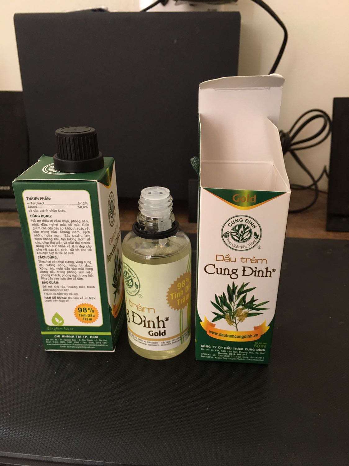 Giao hàng nhanh. Mình ở Vĩnh Phúc mà chỉ 1 ngày đã giao hàng.
Dầu trong vắt, màu hơi ngả vàng chút xíu. Mùi   thơm cay nồng nhẹ nhàng đặc trưng của dầu tràm.
Tem chống hàng giả dán ở đầu trên vỏ hộp, đầu dưới không có nên không có tác dụng. NSX nên cải tiến lại. Có thể dán ở giữa nắp chai và vỏ thuỷ tinh thì khách an tâm hơn. 
Chưa sử dụng nên đánh giá qua vậy thôi. Cảm ơn!