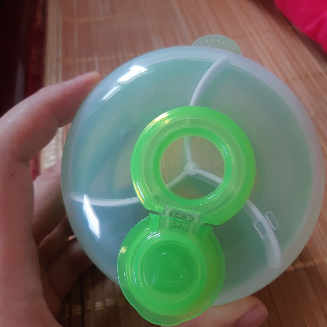 Chất liệu nhựa ok ưng.
Dung tích khả năng hơi nhỏ.