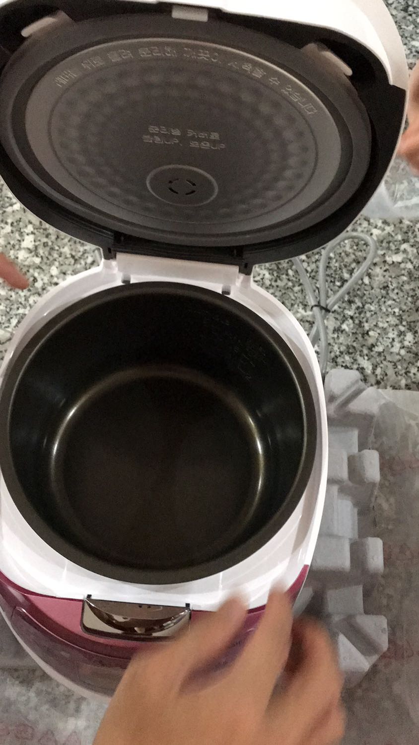 Đẹp, chất liệu sản phẩm chất lượng cao. Nồi gang dày, cầm đã tay.
Nhiều chức năng, mà nếu vất cuốn sổ HDSD đi thì thua á (tức là có những chức năng để xài được nó cũng nhiều bước lắm). Cơ mà nấu cơm thì đơn giản thôi. 5 sao cho 1 nồi cơm Made in Korea. Còn nói cơm nấu ra ngon hay ko thì tuỳ gạo các bạn xài, chứ vd xài gạo nở thì nồi nào nấu ngon nổi.