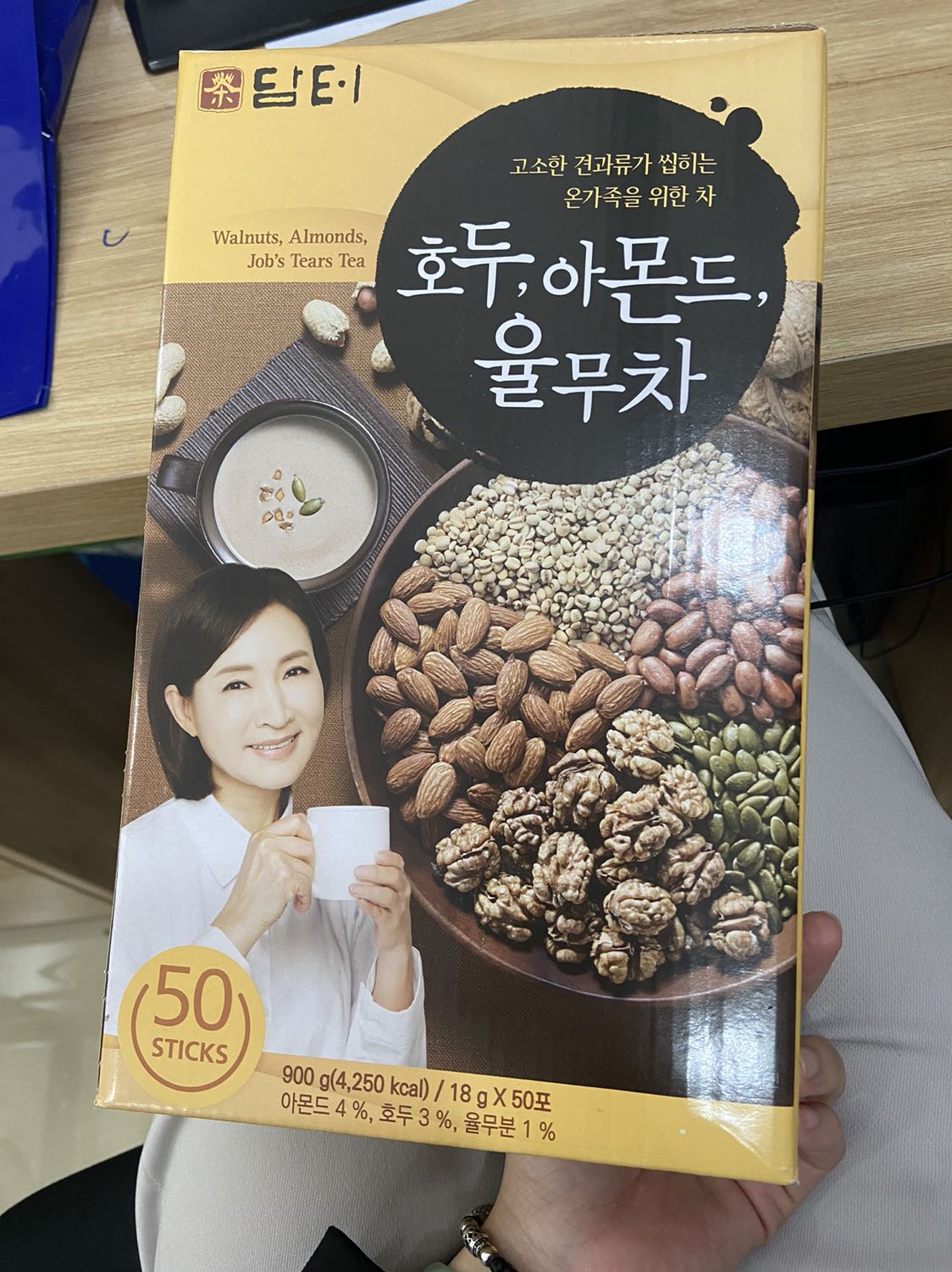Về sp, bên trong uống tạm đc
Về bao bì bên ngoài, k có tem phụ--->có phải hàng lậu? Cũng k có ngày sx mà có hạn sd.
Hình khi mua là cô gái k cầm ly, hàng giao là cô gái cầm ly.