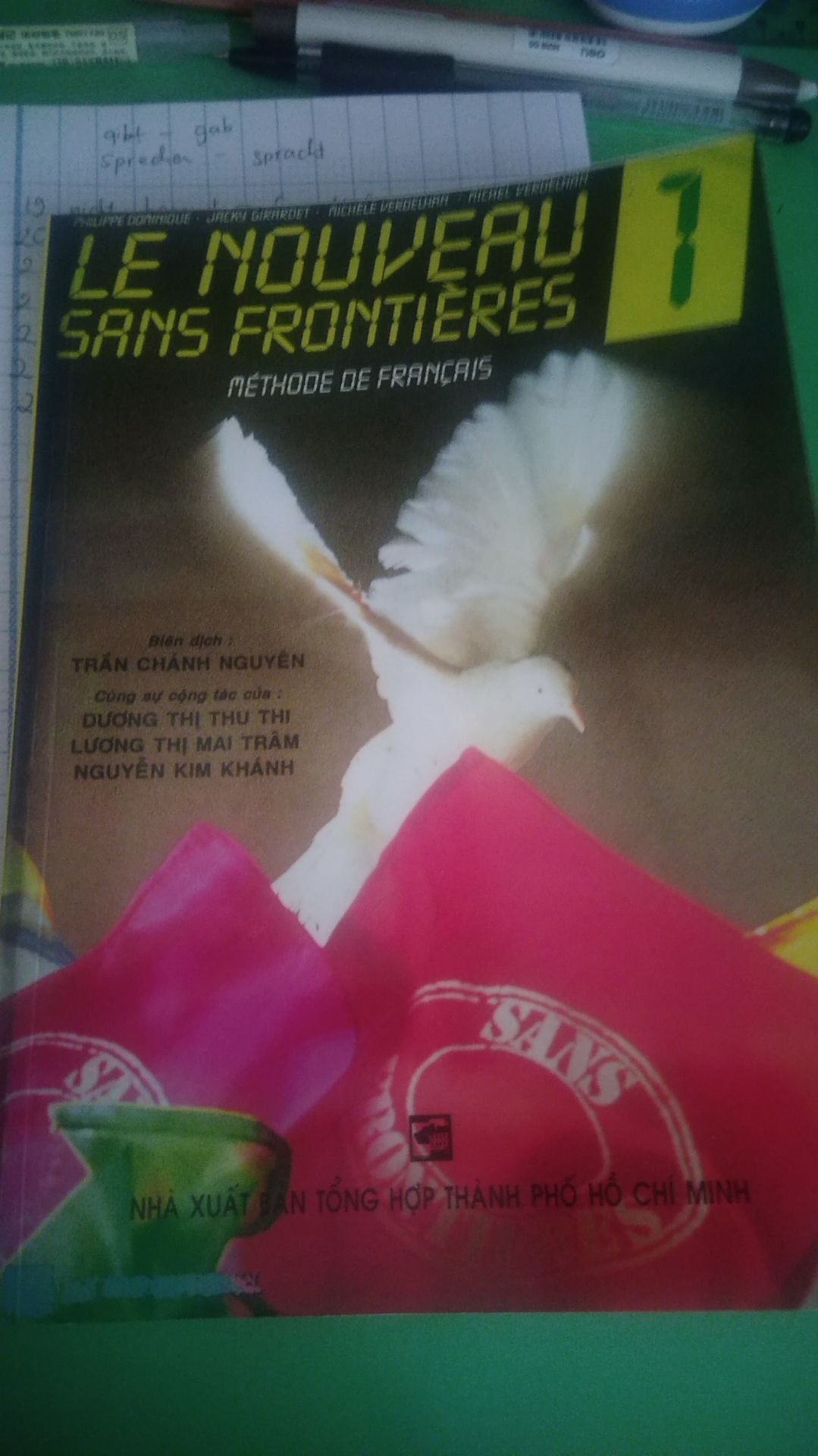 Sách đóng gói tốt, mới tinh. Kèm theo đĩa CD chứ không phải file MP3 như tên giới thiệu sản phẩm. Đĩa thì mình *** cũng ok, chỉ có điều âm thanh hơi rè chút nhưng ko sai, vẫn nghe tốt. Bài học thì có dịch tiếng Việt bên cạnh luôn, khỏi tra từ điển. Giải thích rõ ngữ pháp. Mới bắt đầu học thì dùng cuốn này cũng ổn.