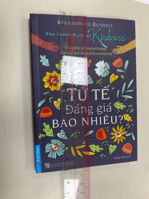 Một quyển sách rất tệ, nhỏ xíu, mua về để lên kệ không biết để chung với quyển nào được. Kích thước 11.5cm*16.5cm mà đo ra chỉ có 16.2cm
Nội dung thì chưa đọc nhưng nhìn quyển sách bé tý tẹo là buồn lòng rồi. Không đáng để mua với giá bìa 98000vnd
Mọi người ai mua chú ý cân nhắc nhé