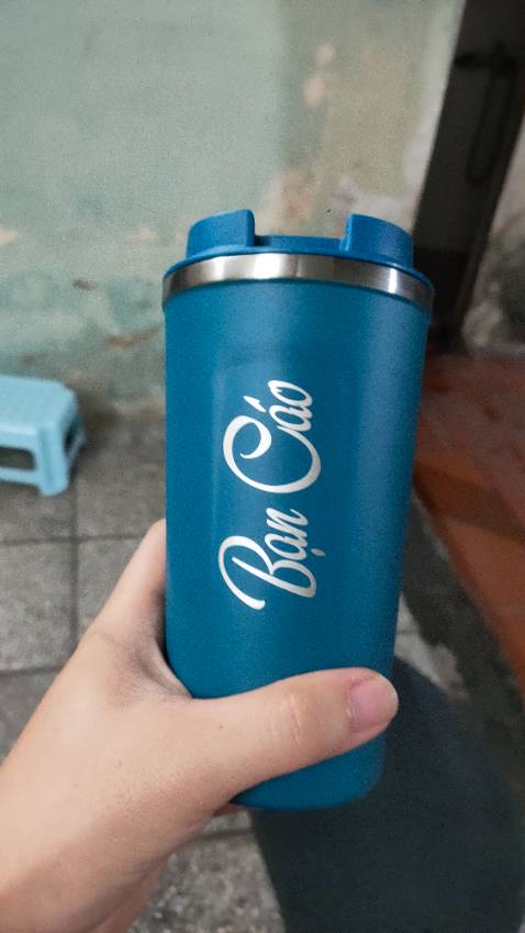 Đóng gói kĩ càng chống sốc, hộp vẫn nguyên vẹn. Cốc giữ nhiệt tốt hơn nửa ngày nước vẫn lạnh. In hình sắc nét đẹp mắt.