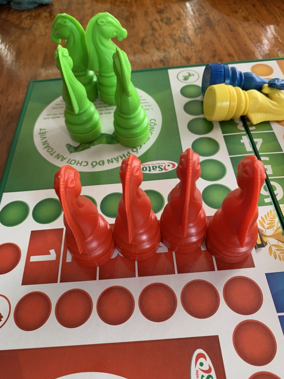 Fahasa dong goi sp de van chuyen rat can than.
Chat luong sp tuong doi .
Ban co va con ngua chac chan nhung chuong ngua qua nho so voi con ngua .
*** con ngua khong duoc dong goi nen dan den bi  vỡ va trầy xước trong qua trinh van chuyen.