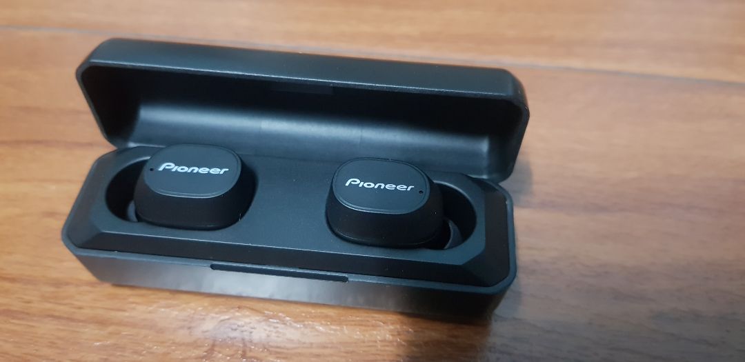 Mình mới nhận hàng, rất vui vì nhận đc sớm hơn dự kiến nhưng sau khi sạc xong thì phát hiện ra tai bên trái bị hỏng nên cuối cùng cũng ko dùng được....