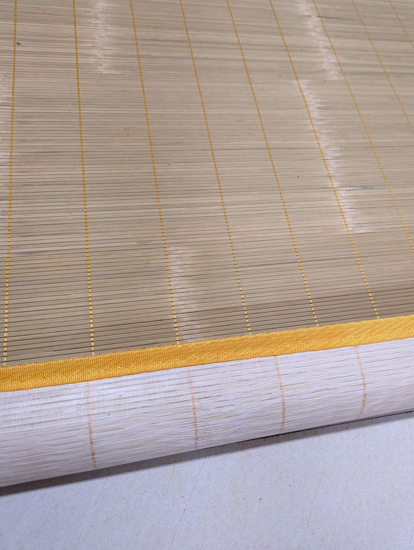 chiếu chất lượng, nằm mát và không bị dính da,  tiện là rất dễ cuốn. mới mua về cần chà sơ sơ cho hết dăm tre còn sót.